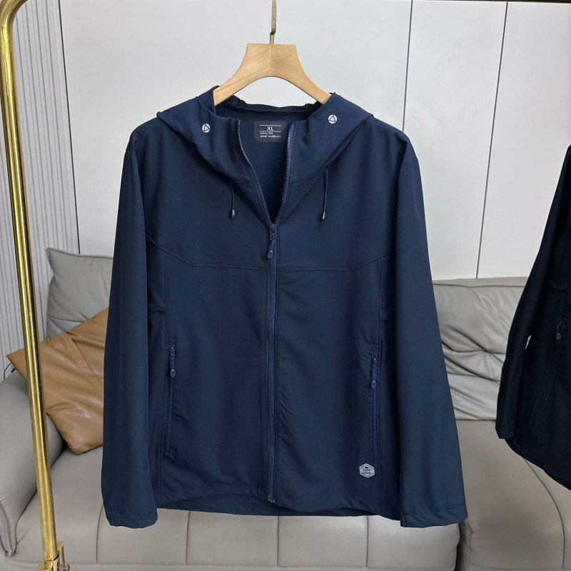 Könnyű kültéri softshell kabát férfiaknak, szél- és vízálló, kapucnival, minimalist stílusban