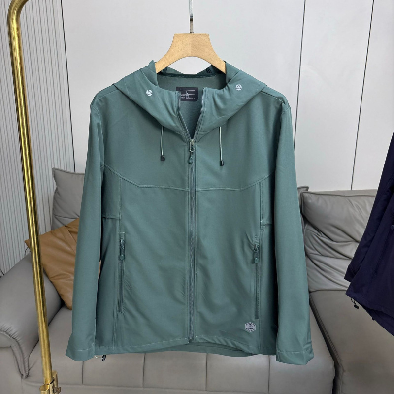 Könnyű kültéri softshell kabát férfiaknak, szél- és vízálló, kapucnival, minimalist stílusban