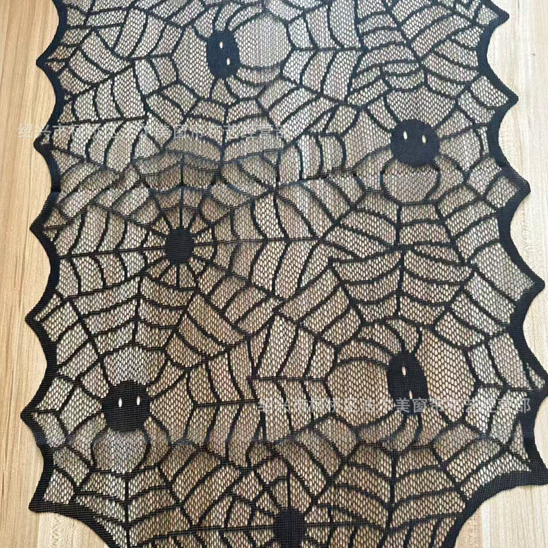 Halloween asztalterítő pókhálós csipkével, fekete pókhímzéssel, méretek 45×183 cm