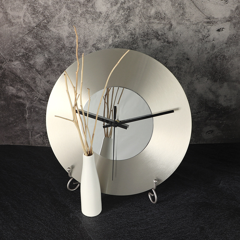 Ceas de perete creativ din metal – argintiu, cadran circular oglindit, stil industrial nordic, mișcare silențiоasă, pentru sufragerie