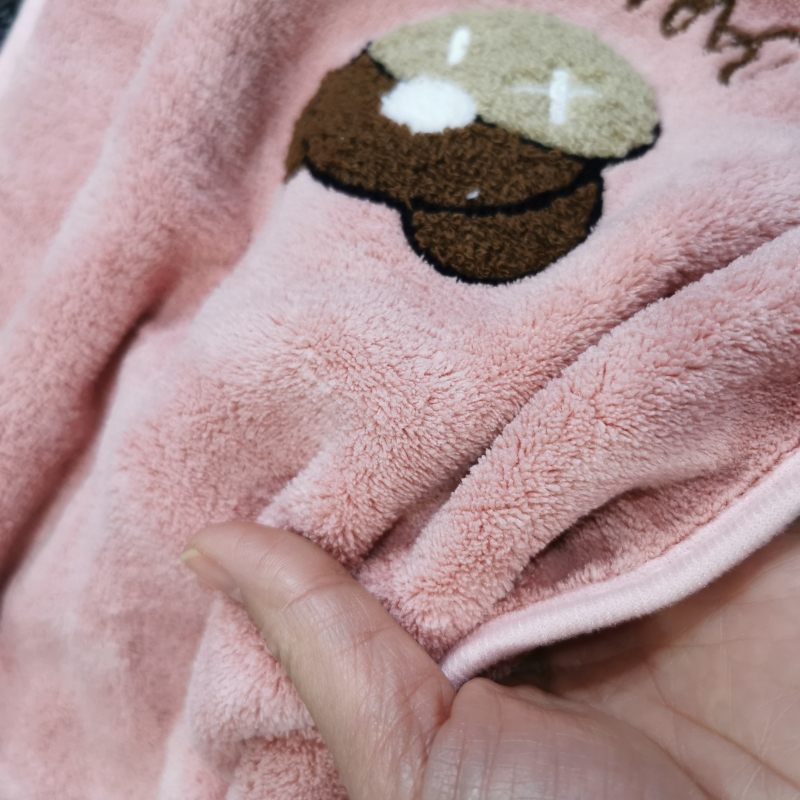 Két darabos ajándékcsomag: fürdő- és arc törölköző coral fleece-ből, ajándékdobozban