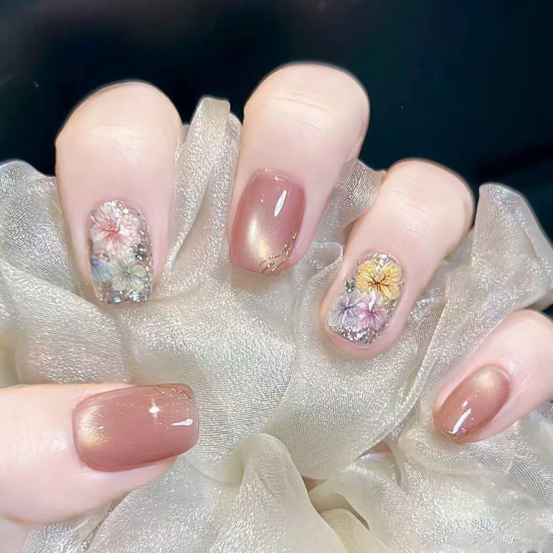 Nova proljetno-ljetna ručno izrađena Cat Eye manikura s osušenim cvijećem i staklenim perlicama, visokokvalitetan učinak izbjeljivanja, elegantan manicure, uklonjive naljepnice