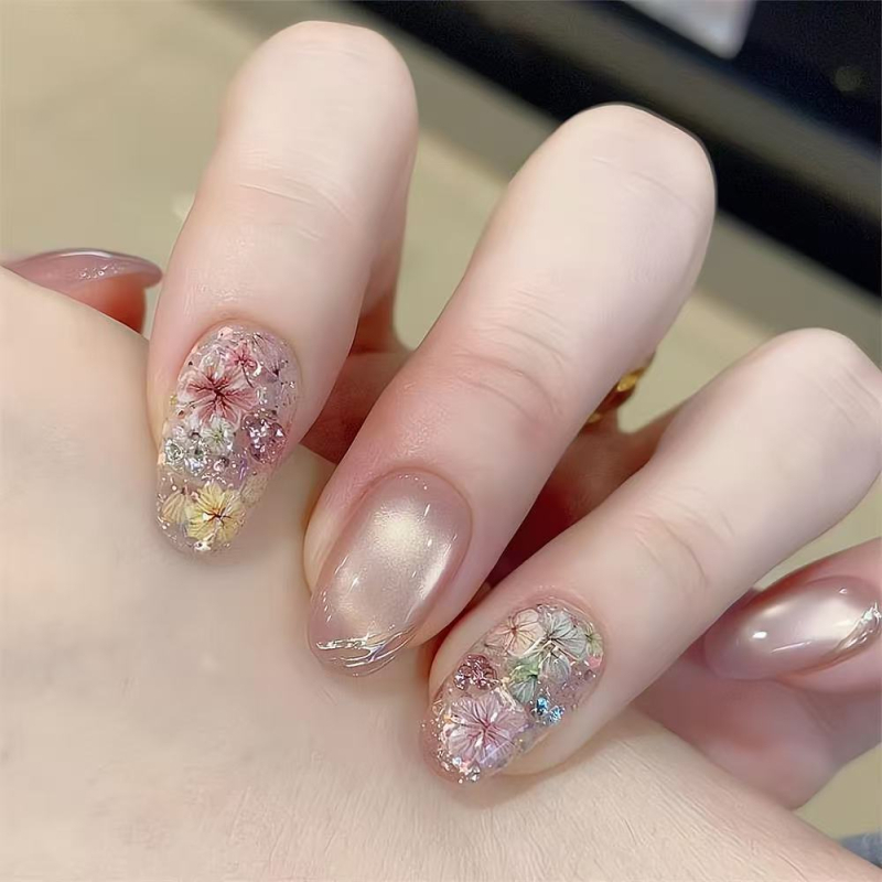 Nova proljetno-ljetna ručno izrađena Cat Eye manikura s osušenim cvijećem i staklenim perlicama, visokokvalitetan učinak izbjeljivanja, elegantan manicure, uklonjive naljepnice