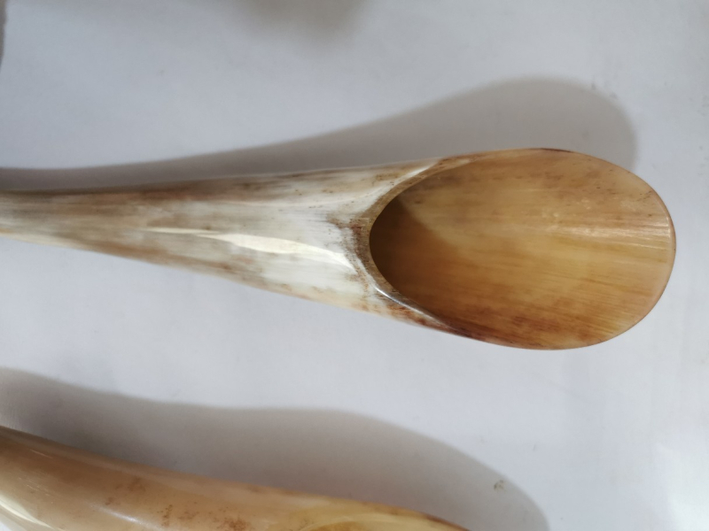 Gua sha cijev od roga duljine preko 20 cm, s raznim pločama za gua sha i rogovim češljem