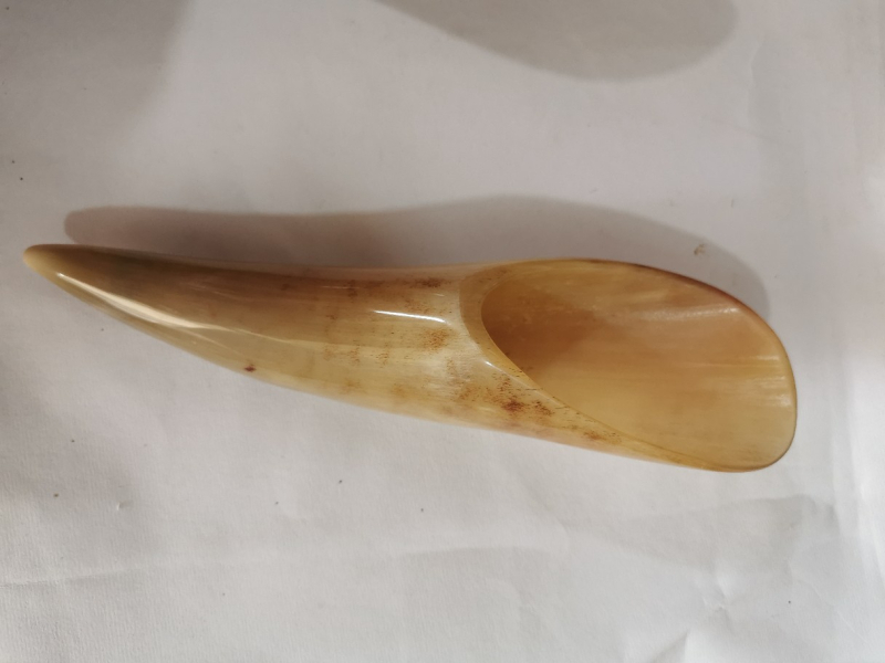 Gua sha cijev od roga duljine preko 20 cm, s raznim pločama za gua sha i rogovim češljem