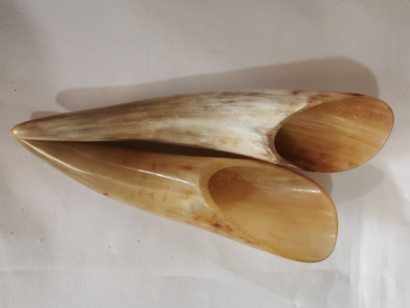 Gua sha cijev od roga duljine preko 20 cm, s raznim pločama za gua sha i rogovim češljem