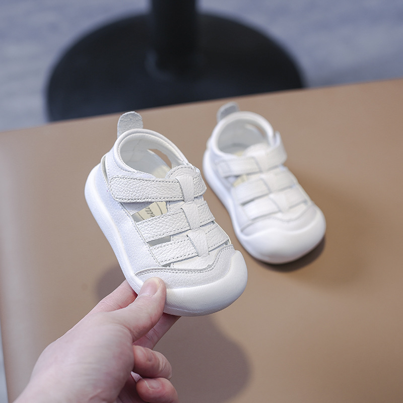 2026 proljeće-ljeto kožne sandale za bebe sa zatvorenim prstom, protuklizna meka potplata, dječje cipele s Velcro zatvaračem