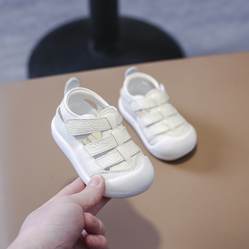 2026 proljeće-ljeto kožne sandale za bebe sa zatvorenim prstom, protuklizna meka potplata, dječje cipele s Velcro zatvaračem