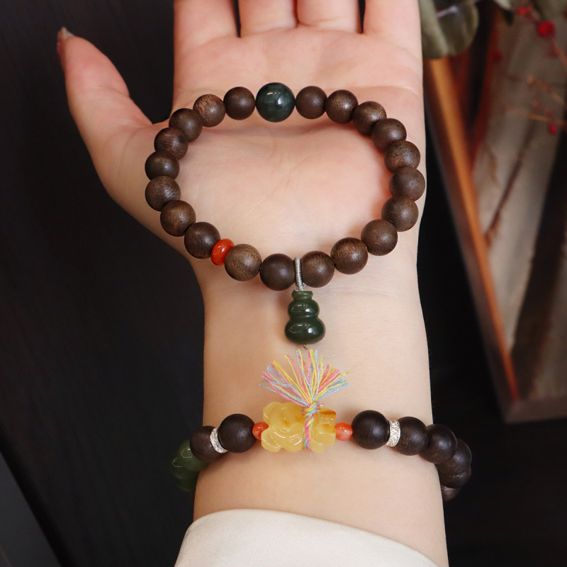 Brățară din agarwood natural, cu accente de jad, pandantiv în formă de dovleac, charm din ceară de albine, mărgele mala budiste, unisex, lucrată manual