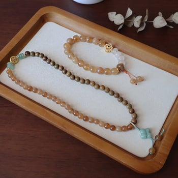 Brățară din lemn de santal natural, în nuanțe caramel, cu chalcedon miere și mărgele albe, design cu două inele de cristal – pentru toamnă și iarnă.