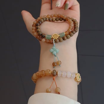 Brățară din lemn de santal natural, în nuanțe caramel, cu chalcedon miere și mărgele albe, design cu două inele de cristal – pentru toamnă și iarnă.