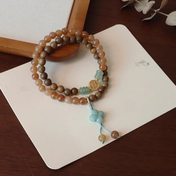 Brățară din lemn de santal natural, în nuanțe caramel, cu chalcedon miere și mărgele albe, design cu două inele de cristal – pentru toamnă și iarnă.