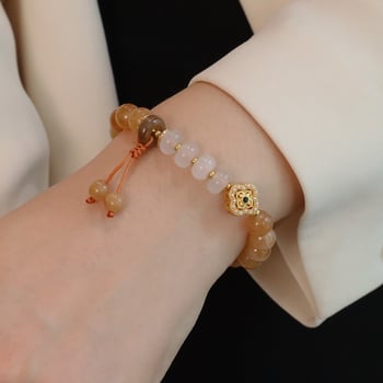 Brățară din lemn de santal natural, în nuanțe caramel, cu chalcedon miere și mărgele albe, design cu două inele de cristal – pentru toamnă și iarnă.