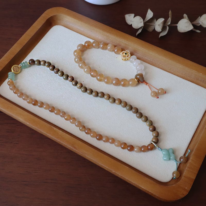 Brățară din lemn de santal natural, în nuanțe caramel, cu chalcedon miere și mărgele albe, design cu două inele de cristal – pentru toamnă și iarnă.