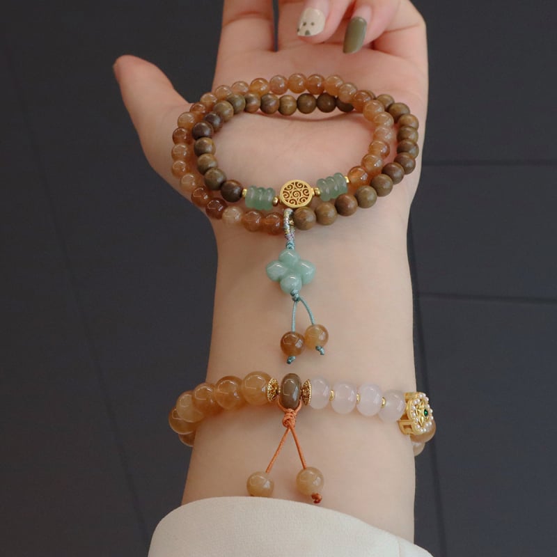 Brățară din lemn de santal natural, în nuanțe caramel, cu chalcedon miere și mărgele albe, design cu două inele de cristal – pentru toamnă și iarnă.