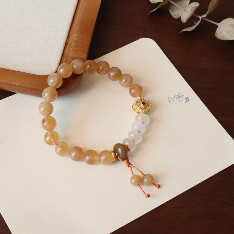 Brățară din lemn de santal natural, în nuanțe caramel, cu chalcedon miere și mărgele albe, design cu două inele de cristal – pentru toamnă și iarnă.