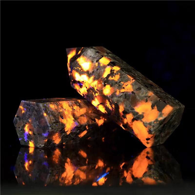Prirodni stup od kristala u obliku šesterokutnog prizme, stolna dekoracija s fluorescencijskim mineralom