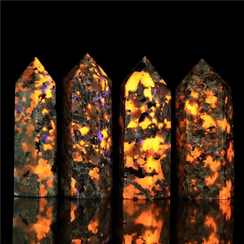 Prirodni stup od kristala u obliku šesterokutnog prizme, stolna dekoracija s fluorescencijskim mineralom