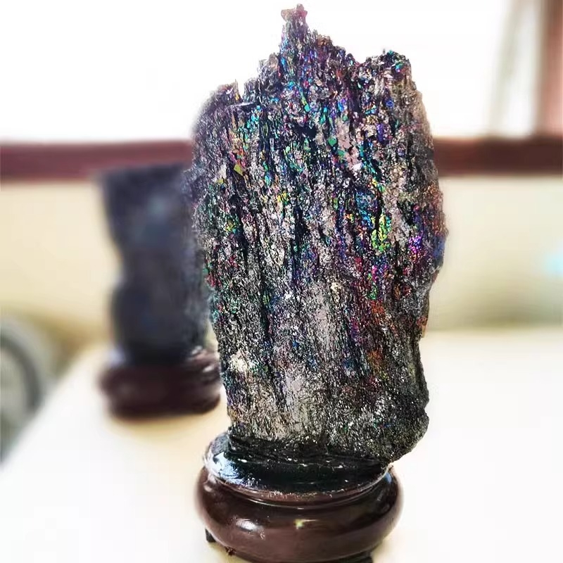 Šareni vulkanski minerali — prirodni kristalni uzorak za nastavu, dekorativni predmet