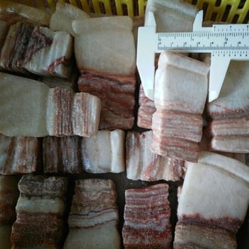 Prirodni kamen ukras u obliku svinjetine s crvenom površinom