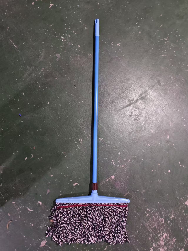 Povećani mop od pamukovih vlakana s odvojnom plastičnom glavom i želježnom drškom, plavo-bijeli konci