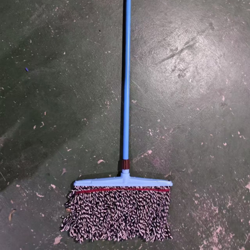 Povećani mop od pamukovih vlakana s odvojnom plastičnom glavom i želježnom drškom, plavo-bijeli konci