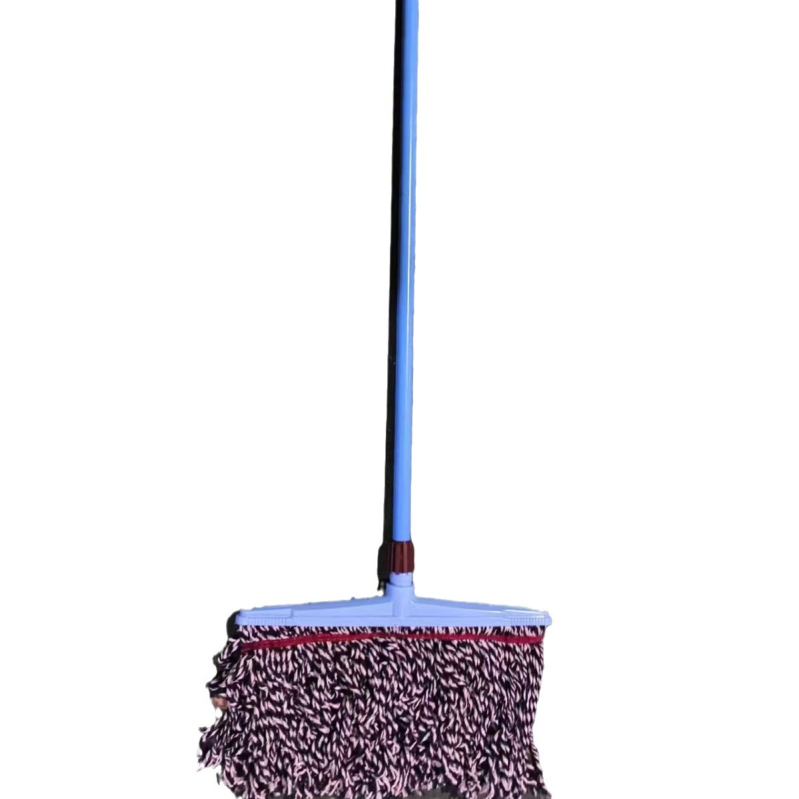 Povećani mop od pamukovih vlakana s odvojnom plastičnom glavom i želježnom drškom, plavo-bijeli konci