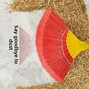 Odolná plastová metla s dlhým držadlom a drevenou rúčkou; veľká veľkosť; vlasy sa na nej nelepia.