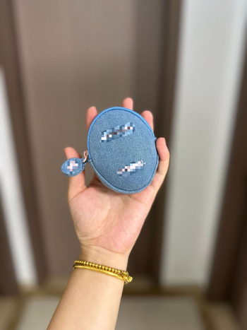 Mini denim sminktáska kékes denim színű, rózsaszín kettős C dizájnnal, a kézkrém, a rúzs és a fülhallgató tárolásához