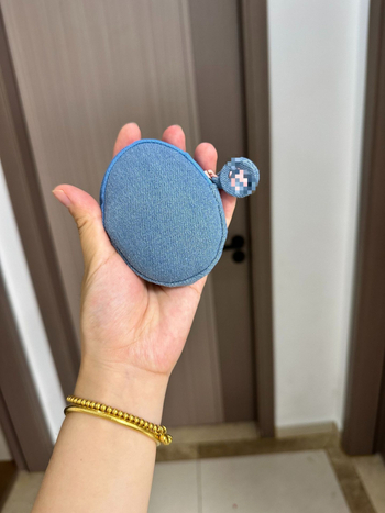 Mini denim sminktáska kékes denim színű, rózsaszín kettős C dizájnnal, a kézkrém, a rúzs és a fülhallgató tárolásához