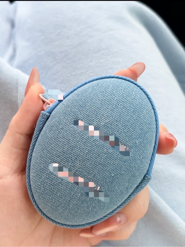 Mini denim sminktáska kékes denim színű, rózsaszín kettős C dizájnnal, a kézkrém, a rúzs és a fülhallgató tárolásához