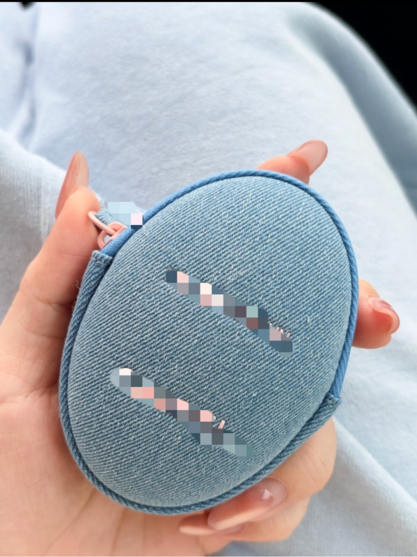 Mini denim sminktáska kékes denim színű, rózsaszín kettős C dizájnnal, a kézkrém, a rúzs és a fülhallgató tárolásához