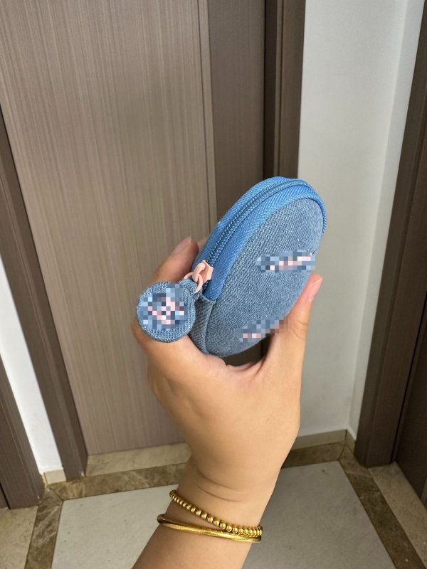 Mini denim sminktáska kékes denim színű, rózsaszín kettős C dizájnnal, a kézkrém, a rúzs és a fülhallgató tárolásához