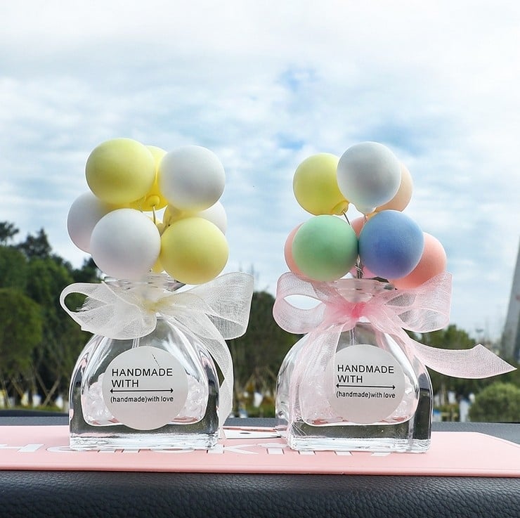 Kézzel készített autóillatosító ballon formájú, rajzfilmszerű – fehér makaron, középkonzol dísz