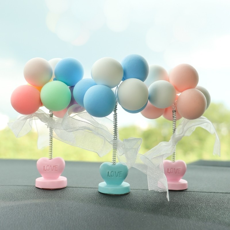 Kézzel készített autóillatosító ballon formájú, rajzfilmszerű – fehér makaron, középkonzol dísz