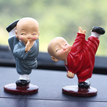 Shaolin szerzetes színes ruhában, gyantából készült figurka, otthoni dekorációhoz és autó belső tér dekorációhoz