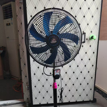 18 hüvelykes álló ventilátor, 3 lapáttal, állítható magasság, 220V, 50W, három fokozat, gombos vezérlés, műanyag ház