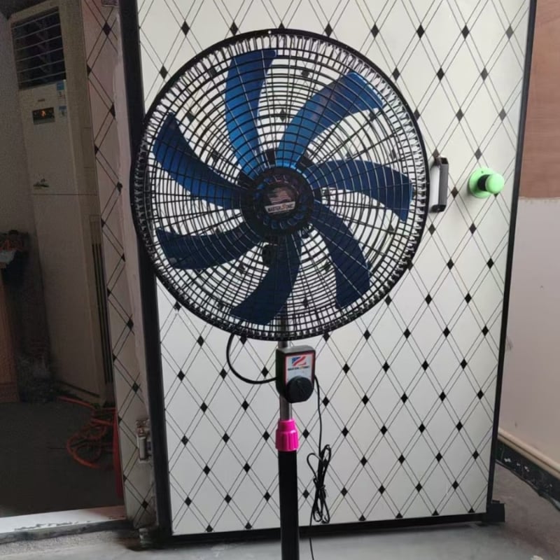 18 hüvelykes álló ventilátor, 3 lapáttal, állítható magasság, 220V, 50W, három fokozat, gombos vezérlés, műanyag ház