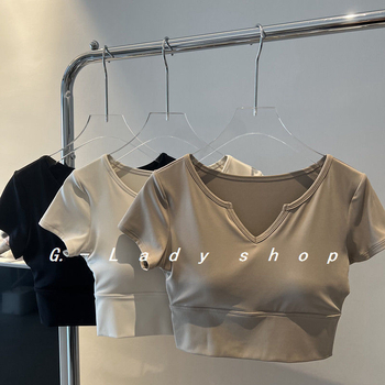 Γυναικείο κοντό T‑shirt με V‑λαιμό, στενή γραμμή, με επένδυση στο στήθος για γιόγκα και άθληση