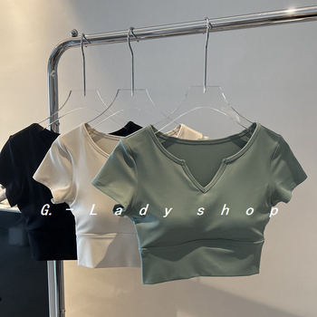 Γυναικείο κοντό T‑shirt με V‑λαιμό, στενή γραμμή, με επένδυση στο στήθος για γιόγκα και άθληση