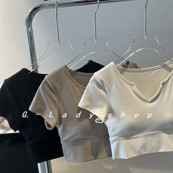 Γυναικείο κοντό T‑shirt με V‑λαιμό, στενή γραμμή, με επένδυση στο στήθος για γιόγκα και άθληση