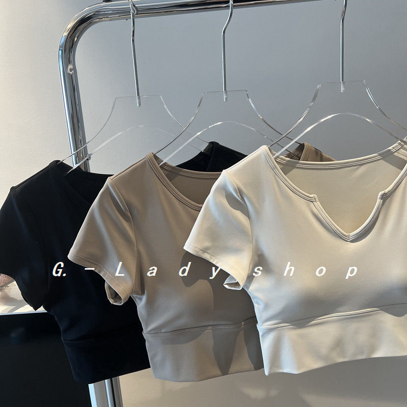 Γυναικείο κοντό T‑shirt με V‑λαιμό, στενή γραμμή, με επένδυση στο στήθος για γιόγκα και άθληση