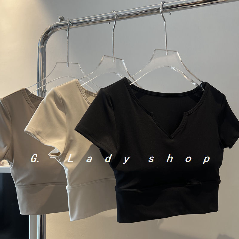 Γυναικείο κοντό T‑shirt με V‑λαιμό, στενή γραμμή, με επένδυση στο στήθος για γιόγκα και άθληση