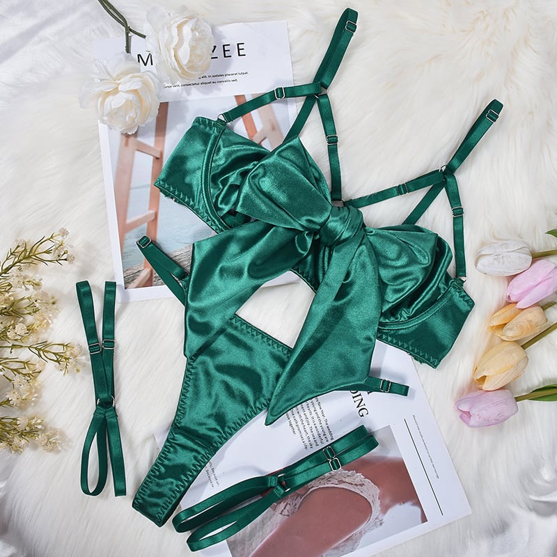 Noul set de lenjerie intimă sexy de la Lingerie, în stil european și american, cu panglică delicată și detalii sculptate, format din trei piese și armătură.