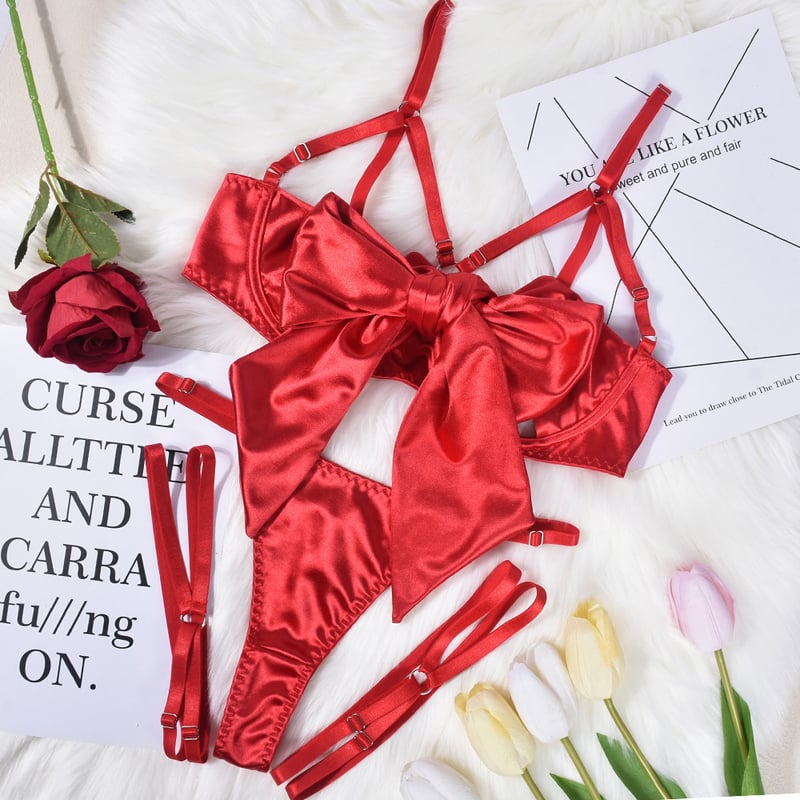 Noul set de lenjerie intimă sexy de la Lingerie, în stil european și american, cu panglică delicată și detalii sculptate, format din trei piese și armătură.