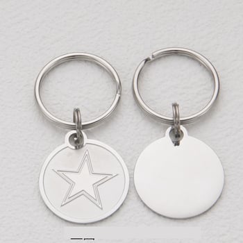 Známky pre domáce zvieratá, viacfarebné známky pre psov, známky proti strate a identifikačné známky s obojkami, kovové prívesky pre mačky a kľúčenky.