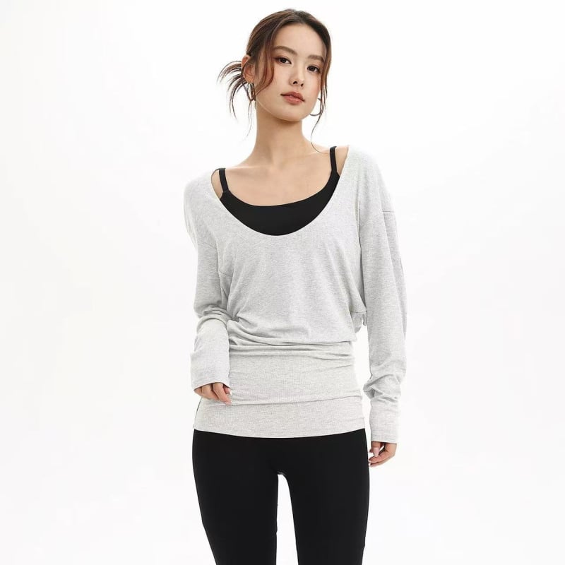 Ženski T-shirt s dugim rukavima i velikim U-izrezom, prekriva bokove, pogodna za sport, fitness i jogu; širok kroj, naglašava struk i vizualno sužava siluetu.