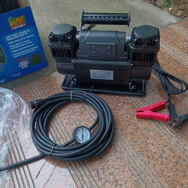 12V automobilska pumpa s digitalnim displejem, dvostruki cilindri, visoka snaga i tlak, aluminijsko kućište, 7 m crijevo