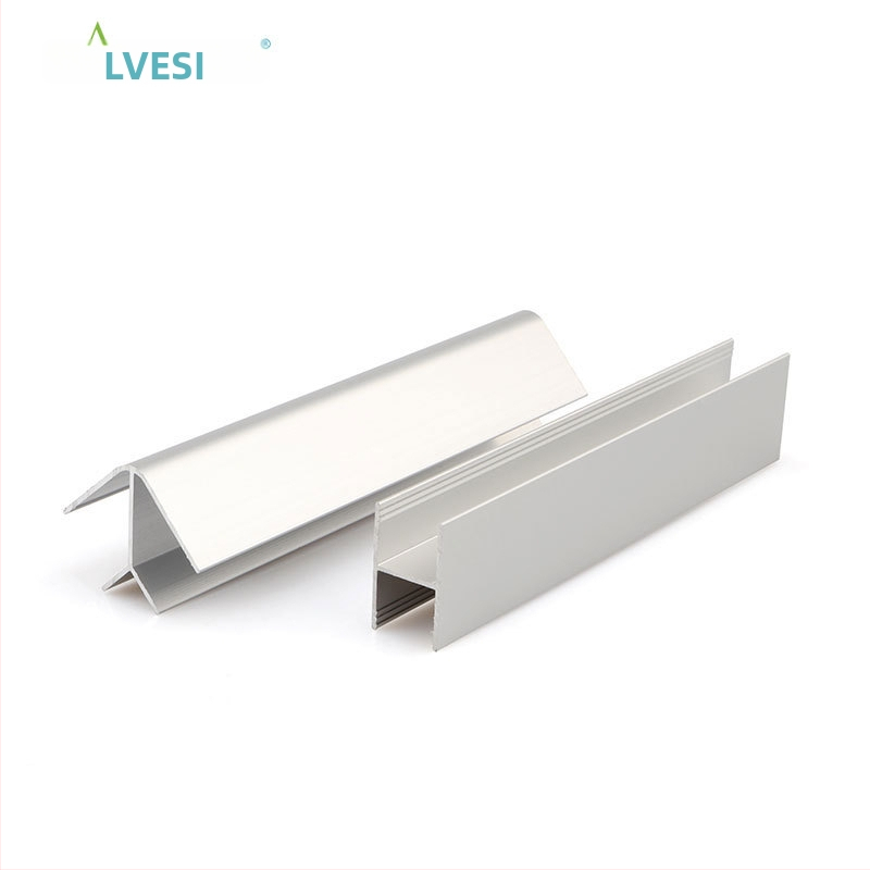 Uholový spoj pre kuchynské sokle, profil z aluminij-plastikovej zmesi pre skrinky