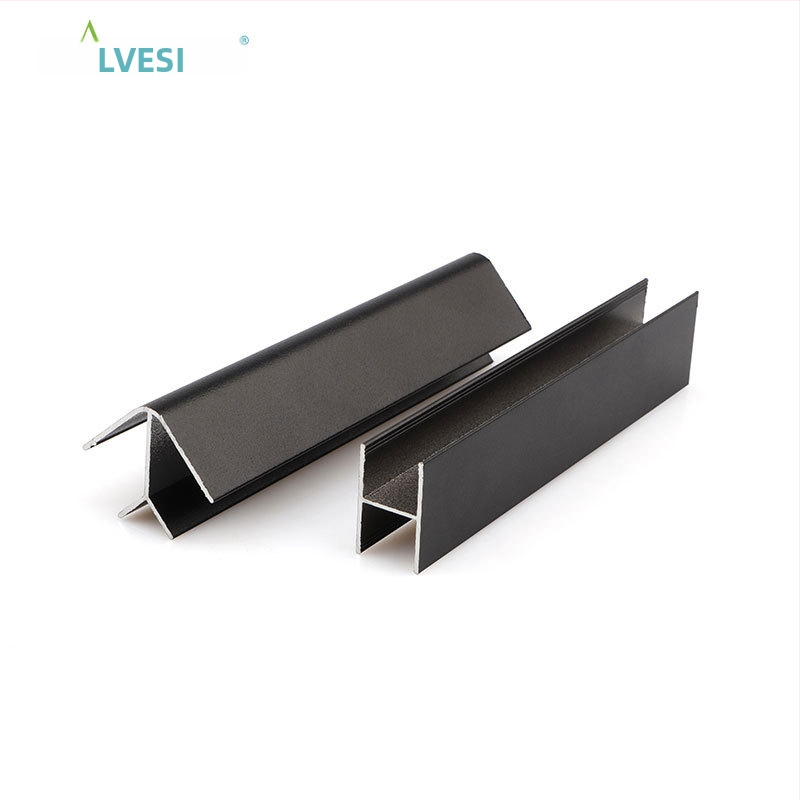 Uholový spoj pre kuchynské sokle, profil z aluminij-plastikovej zmesi pre skrinky